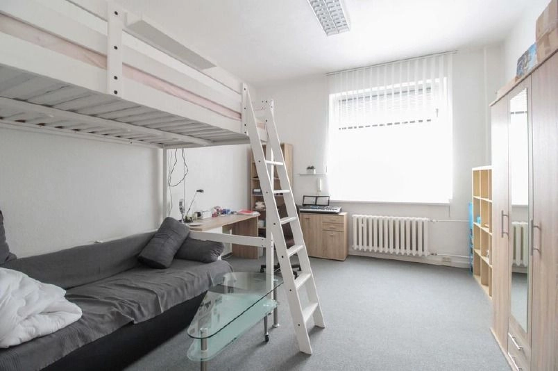 Studentenzimmer mit Hochbett im Studentenwohnheim Halberstadt